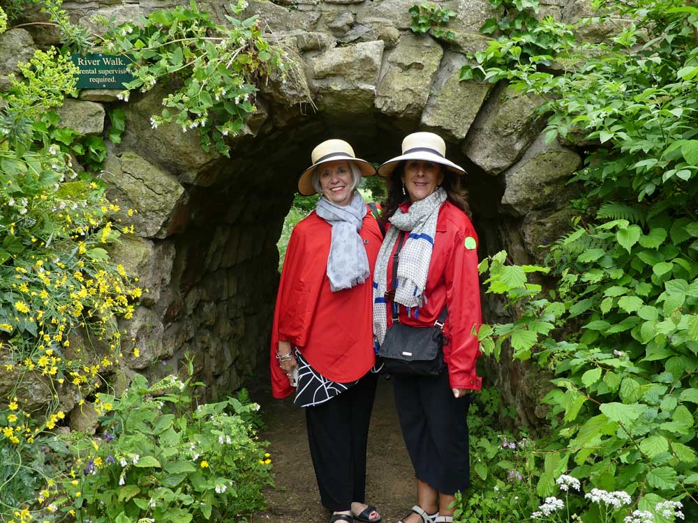 Past-Tour-Images-Couple-of-travelers-enjoying-Waterperry-Gardens-UK-sm